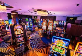 777ycon Live Casino Dealer ဖြင့် Baccarat ကစားနေသည့် မြင်ကွင်း